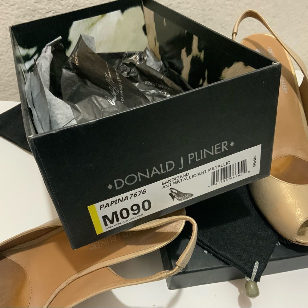Donald J Pliner Women's Papina Slingback Pump, Size 9 M - Picture 9 of 11